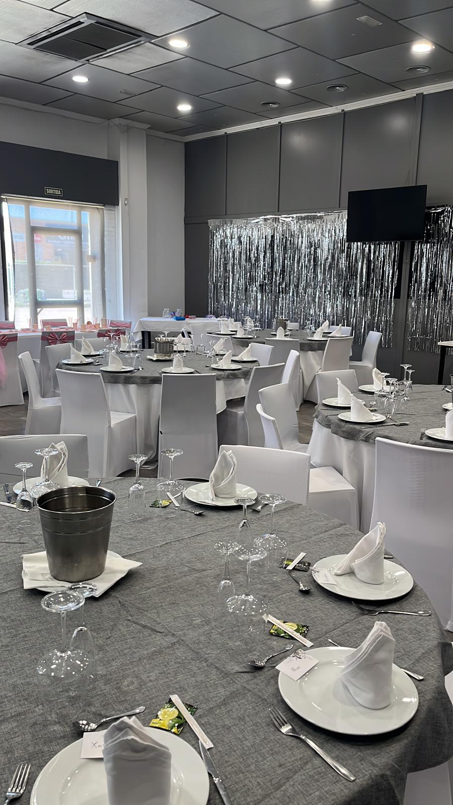 Salón preparado para una celebración